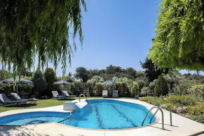 Image de Escape to Blooming Gardens & Village Charm!