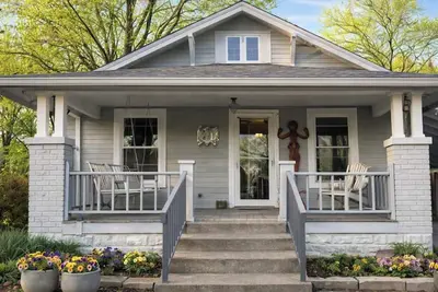 Image de Dixie Street Artist Retreat | 2 Br, 1 Bath Apt Near B-Line & Downtown