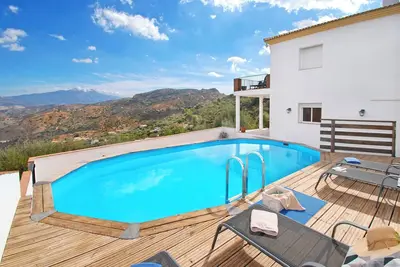 Image de Magnifique maison de vacances spacieuse, moderne avec piscine et vue imprenable