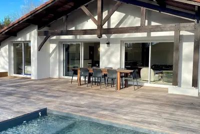 Image de Villa Sun lumineuse avec piscine, clim | quartier calme, entièrement rénovée