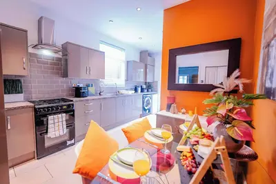 Image de 3br 2Bath Home with Hot Tub, Games Room By Stadium with Fast WiFi & Free Parking