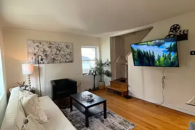 Image de Private 2b/1b house with fenced backyard