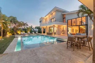 Image de Buganvilla Mansion: 2 amazing lakefront villas w/ pools, gym, games, & staff