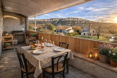 Image de Gîte du Pré de la Fontaine 80m2 + terrasse 11m2. Vue falaises. Sud Ardèche