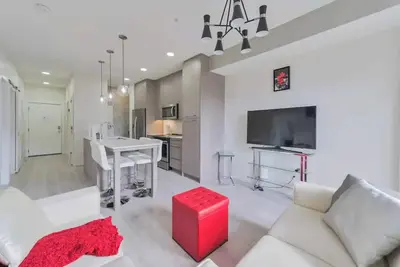 Image de New Modern Condo w/ Free Parking & 24/7 Gym Access
