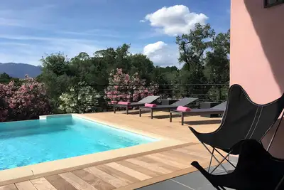 Image de Villa « Avec piscine privée » avec vue montagne, Wi-Fi et climatisation