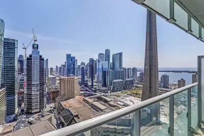Image de Luxury 2br Condo | High Floor, Balcony & Lake Views