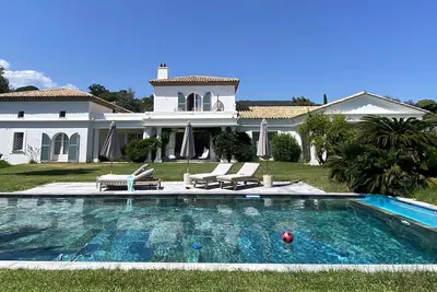 Image de Villa Bonaventure climatisée golf de Saint Tropez pour 14 pers piscine et tennis