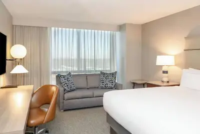 Image de Contemporary Room Designed for Relaxation in Richardson’s Top Location