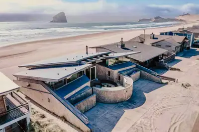 Image de The Sandcastle at Haystack Rock - Oceanfront Gem