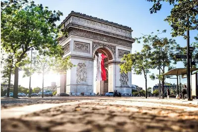 Image de Stylish Paris Apartment Near Arc de Triomphe with Modern Comfort
