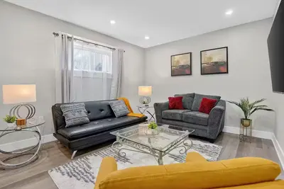 Walkable to Dt | Suits Large Grps | 2 Parking spot