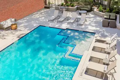 Image de 2 Modern Rooms Close to Eisemann Center & CityLine – Prime Location