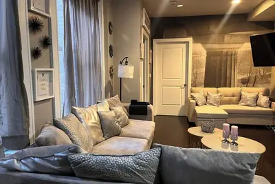 Image de Cozy Downtown Buffalo 2br/2ba near clubs, arena, dining, and nightlife.