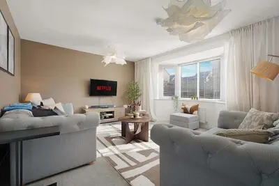 Image de 3-Bed Home | W/Parking & WiFi Close to Town Centre