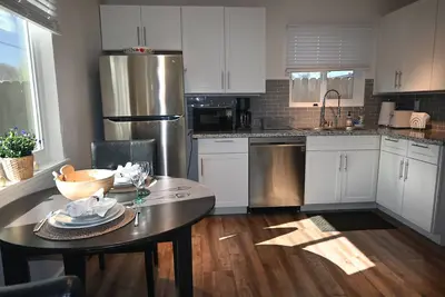 Image de Bright 2br Home, King and Queen Beds, Fenced Yard, Walk to Downtown Winters