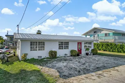 Image de 3-bedroom house in terrific Marathon with Spacious Yard