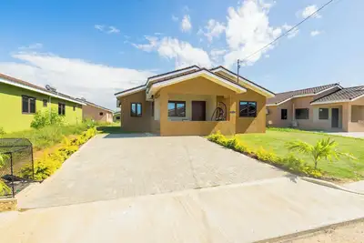 Image de Cozy 3-bedroom/ bathroom house in Portmore with Ac, pool, and gym access