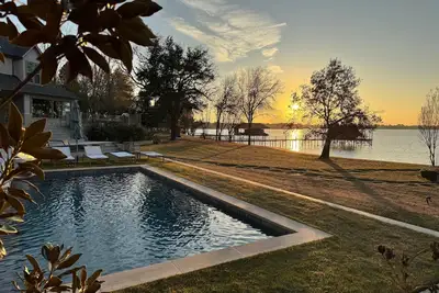 Image de Luxury Lakefront 6br w/Heated Pool, Spa, Epic view