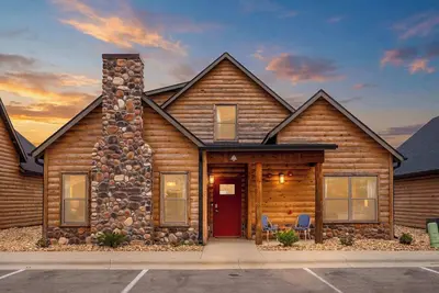 Image de Hot Tub! Vaulted Ceilings! Fire Pit!