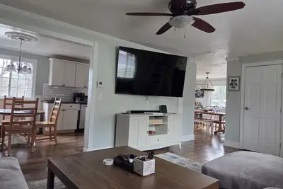 Image de 3 bedroom 2. 5 Bath home in quiet neighborhood w/ Ac & Child amenities