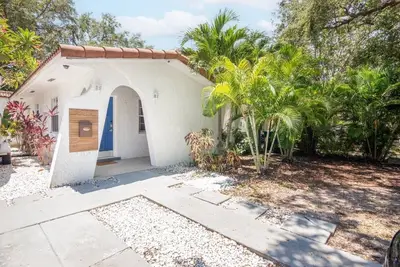Image de Cozy 2-bedroom 1-bath House/Apt near Vizcaya Museum. Great location! ! !