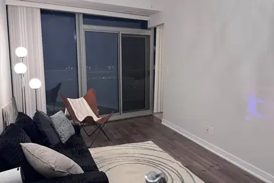 Image de Modern Condo at 12 York St | Walk to Cn Tower, Union & Waterfront