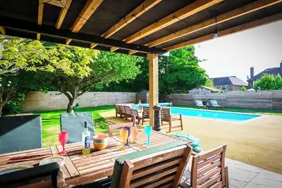 Image de Spacious 5 Bedroom House by Jesswood Properties with Private Pool Parking x 3