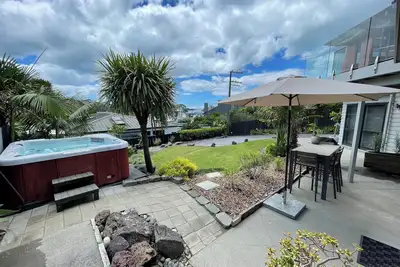 Image de Marina View Retreat - Spa Pool - Walk to Beach, Cafés & Shops