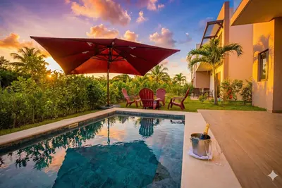 Image de Modern Poolside Villa in Vistacana Near Downtown