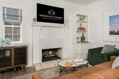 Image de Songbird Cottage | 1/1, Mini Kitchen, Hot Tub, King Bed