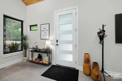 Image de Modern Forest 3-Bedroom Home w/ Bunk Beds upstairs. Private Pool, HotTub, & More