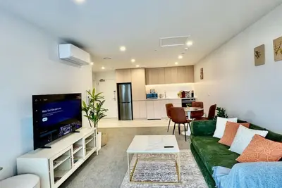 Entire Stunning Apartment Accommodation in Cbd