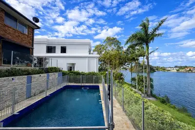 Image de 5br Waterfront Haven | Deck Garden & Sunlit Bedrooms