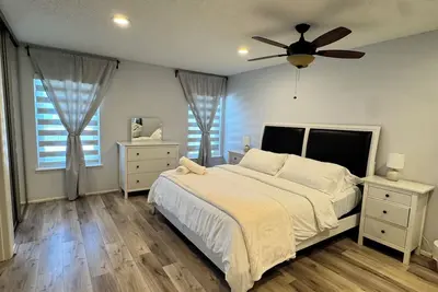 Image de Spacious & Clean Home for 6 – Small Patio & Garage