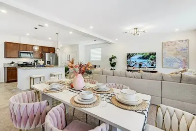 Image de Chic 5br 6beds•New Furniture•Near Strip&Attraction