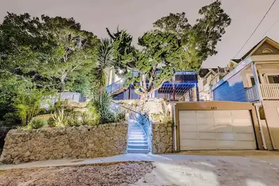 Image de Elegant King Retreat | Deck + Garage