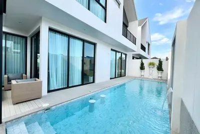 Image de Bright 4-Bed Pool Villa in Prime Central Area