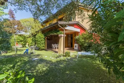 Image de Maison mitoyenne avec aire de jeux pour enfants