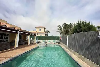 Image de Maison familiale avec piscine et jacuzzi