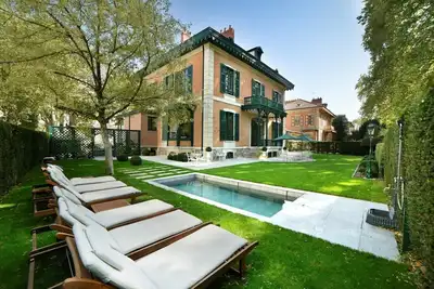 Image de Chalet Clermont-Tonnerre en plein centre-ville avec piscine / 4 chambres