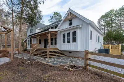 Image de Spacious 4-bedroom farmhouse in beautiful Appling with Ac