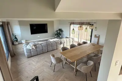 Image de Grande villa familiale avec piscine entre mer et montagne