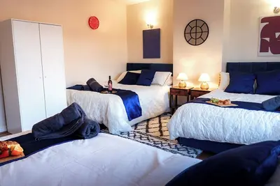 Image de Near Uni/Hospital | Sleeps 9 | Fast Wi-Fi | 15 Mins to City