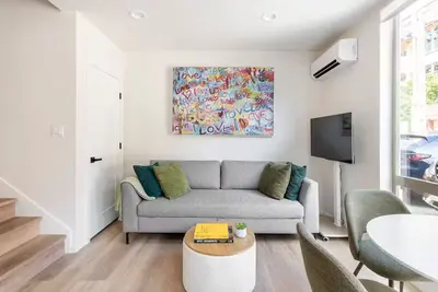 Image de Prime location w/ Private Parking & Rooftop Patio