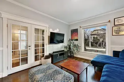 Image de Remodeled Craftsman in Central District w/ Parking