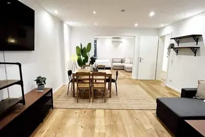 Image de Spacious Apartment for 12 in Hamburg