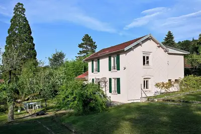 Image de Maison entière avec 4 appartements, pièce familiale pour repas, jardin-proche Cv