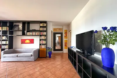 Image de Modern and bright two-bedroom apartment close to transportation and services