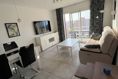 Image de Beau T3 climatisé plein centre à 7 min à pied de la plage. Parking privé